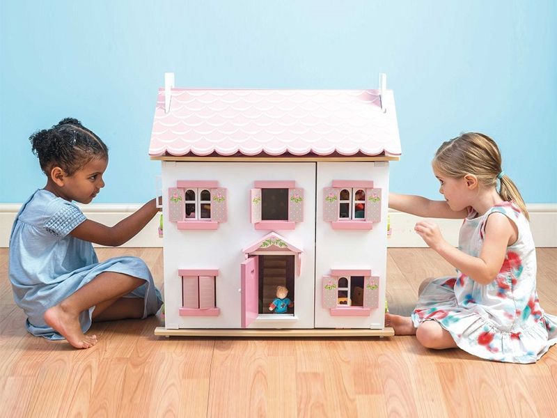 Dřevěný domeček pro panenky: splněný sen malých princezen