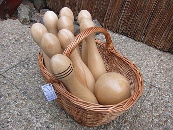 Dřevěné bowlingové kuželky na zahradu 30 cm
